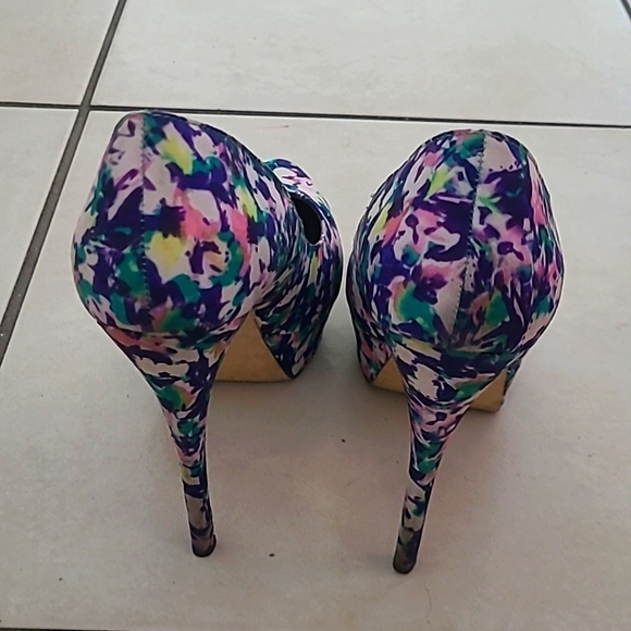 Multicolor Michael Antonio Pumps.💙🤍 - Picture 3 of 4